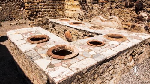 Archaeological finds at Herculaneum with guided tour and archaeologist guide for experience in Campania