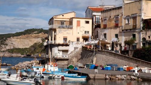 Port in Campania for authentic experiences in canoeing and kayaking