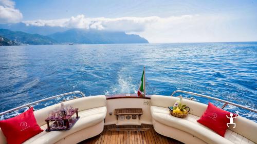 Die besten Bootstouren mit Aperitifs im Golf von Neapel und Capri Amalfiküste ab Amalfi, Positano, Praiano, Maiori und Minori