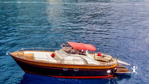 Bootsfahrt zur Insel Capri mit einem Aperitif an Bord und Schwimmen an den schönsten Orten Kampaniens