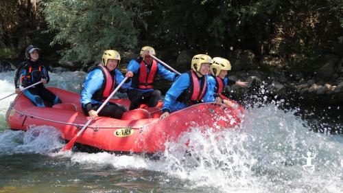 Sport acquatici in campania con esperienza rafting e kayak con escursione e parco naturale