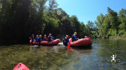 Fiume calore esperienza di rafting adrenalina e divertente