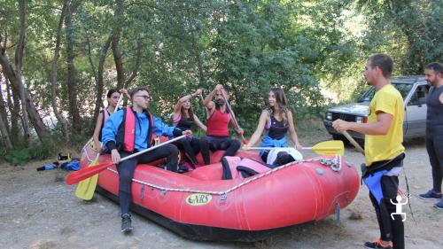 Gruppo di amici su gommone rafting per un'esperienza in Campania nel Cilento 