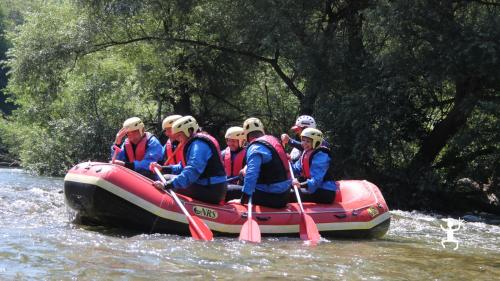 Rafting con esperienza adrenalina in Campania per attività divertente di gruppo a Postiglione provincia di Salerno