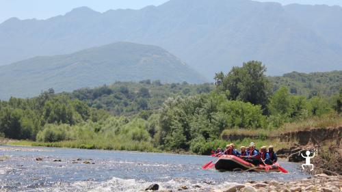 Esperienza di rafting con gruppo di amici nella natura incontaminata della Campania