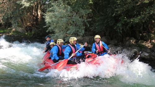 Attività di team building in Campania con giochi e gare con gommoni rafting