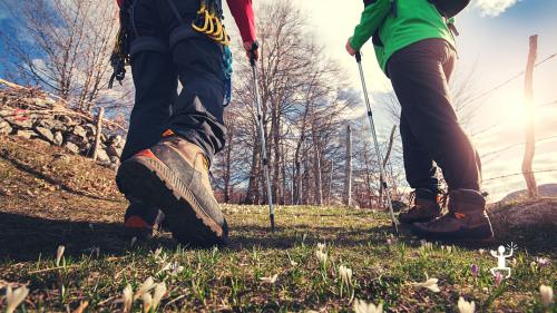 Percorso di trekking per tutti con tramonto in spiaggia nella Baia di Ieranto in Campania 