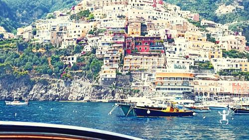 Full-day experience in Gozzo Sorrentino, on a special boat with other people to visit Amalfi, Positano and the island of Capri in Campania