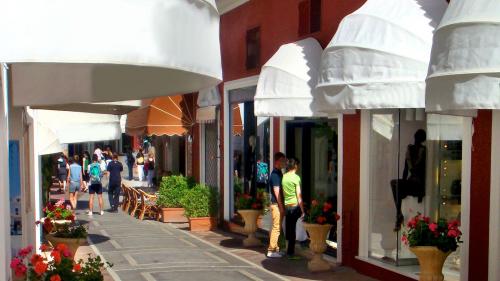 Mini cruise in Capri with descent to Marina Grande for shopping in the shops of the Island of Capri