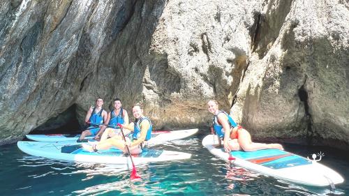 Visitare Capri in paddleboard con guida esperta per esperienza adrenalinica in estate 