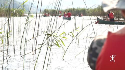 Gift idea for nature lovers for a canoe trip at sunset in Matese in Campania