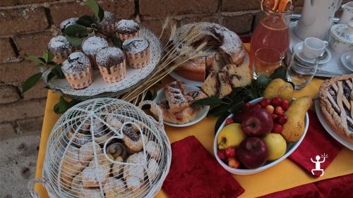 Muffin, frutta, biscotti e prodotti locali da forno per la colazione nell'agriturismo vicino Caiazzo