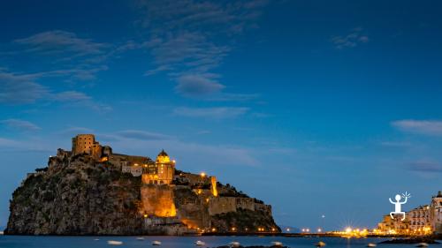 Discover the island of Ischia with an itinerary by sailboat and enjoy an aperitif by boat at sunset