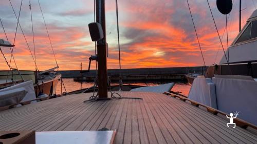 Boat tour on the island of Ischia in Italy with sunset aperitif for groups