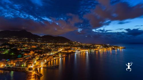 Gastronomic experience on a sailboat in Ischia in Campania with dinner