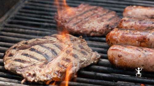 <p>Barbecue di carne nell'area attrezzata con luci e tavoli nel Parco del Grassano</p><p><br></p>