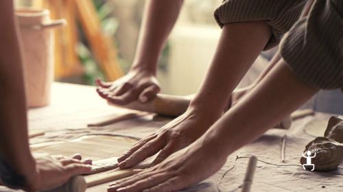 preparazione  e stesura dell'impasto della ceramica per un esperienza in Campania unica 