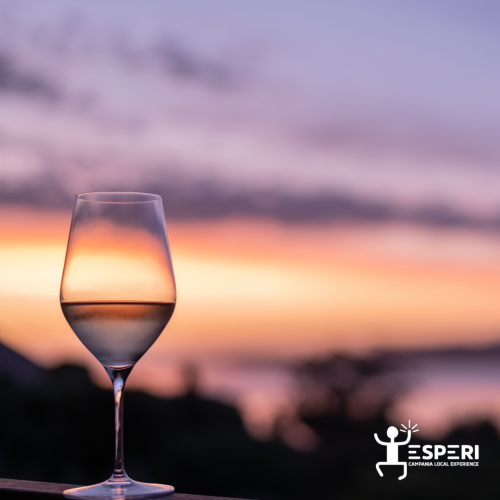 Esperienza in Campania con calice di vino al tramonto 