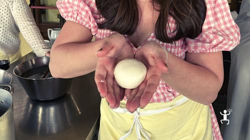 Mozzarella cheese and its preparation during the cooking class experience