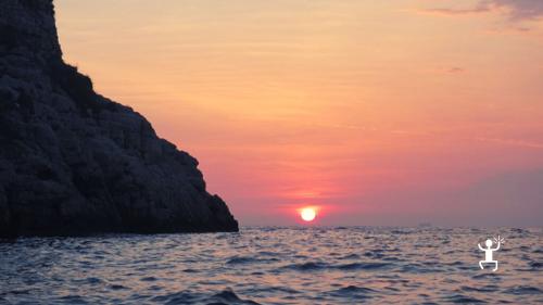 Sunset aperitif kayaking experience between Sorrento and Massa Lubrense in Campania with a professional guide