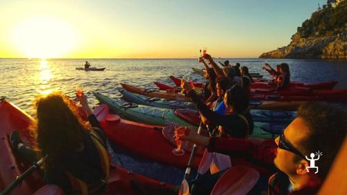 Sorrento sunset canoe tour experience with aperitif on board in Campania