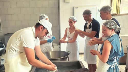 Participants in the immersive workshop experience get their hands in the dough and learn how to process mozzarella cheese according to Campania traditions