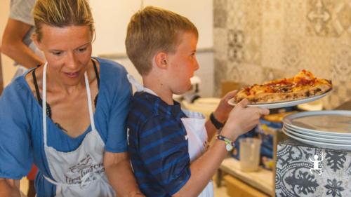 Cooking class to learn how to make Neapolitan pizza in an exclusive location in Sorrento, Campania with group experience