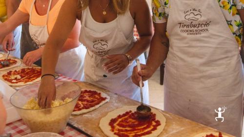 Guided pizza-making activity for family experience in Campania