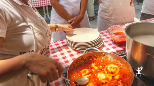 Esperienza in Campania regalo per coppie con lezione di cucina napoletana