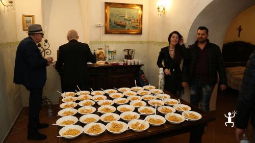 Attività di gruppo nel centro storico di Napoli con spettacolo teatrale e assaggio cucina partenopea