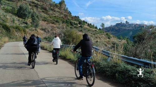 Esperienza in Campania per team building aziendale con e-bike tour guidato a Caserta