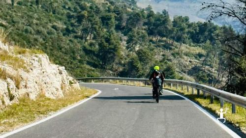 Visita e tour guidato a Casertavecchia con giro in bicicletta con pedalata assistita a noleggio in Campania