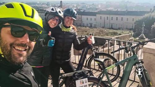 Lustige Gruppenerfahrung in Kampanien mit Radfahren im Freien und einem Besuch des Dorfes San Leucio