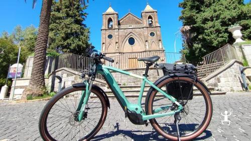 Familienaktivitäten in Kampanien mit E-Bike-Tour und Führung durch das Seidenmuseum Belvedere di San Leucio